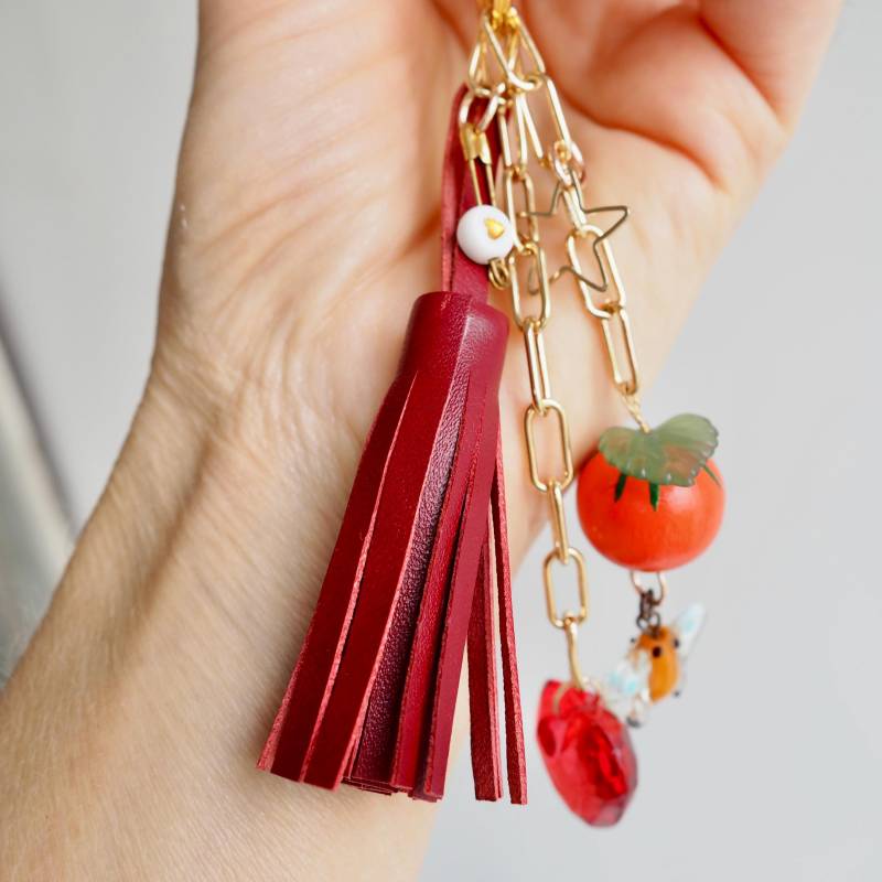 Handgemachte Handtaschen Anhänger Mit Tomate Anhänger, Rotes Herz, Rote Leder Quaste, Stern, Glas Insekt, Taschenanhänger Gold, Schlüsselanhänger Handgemachte Handtaschen Anhänger Mit Tomate Anhänger, Rotes Herz, Rote Leder Quaste, Stern, Glas Insekt, Taschenanhänger Gold, Schlüsselanhänger von Kabinshop