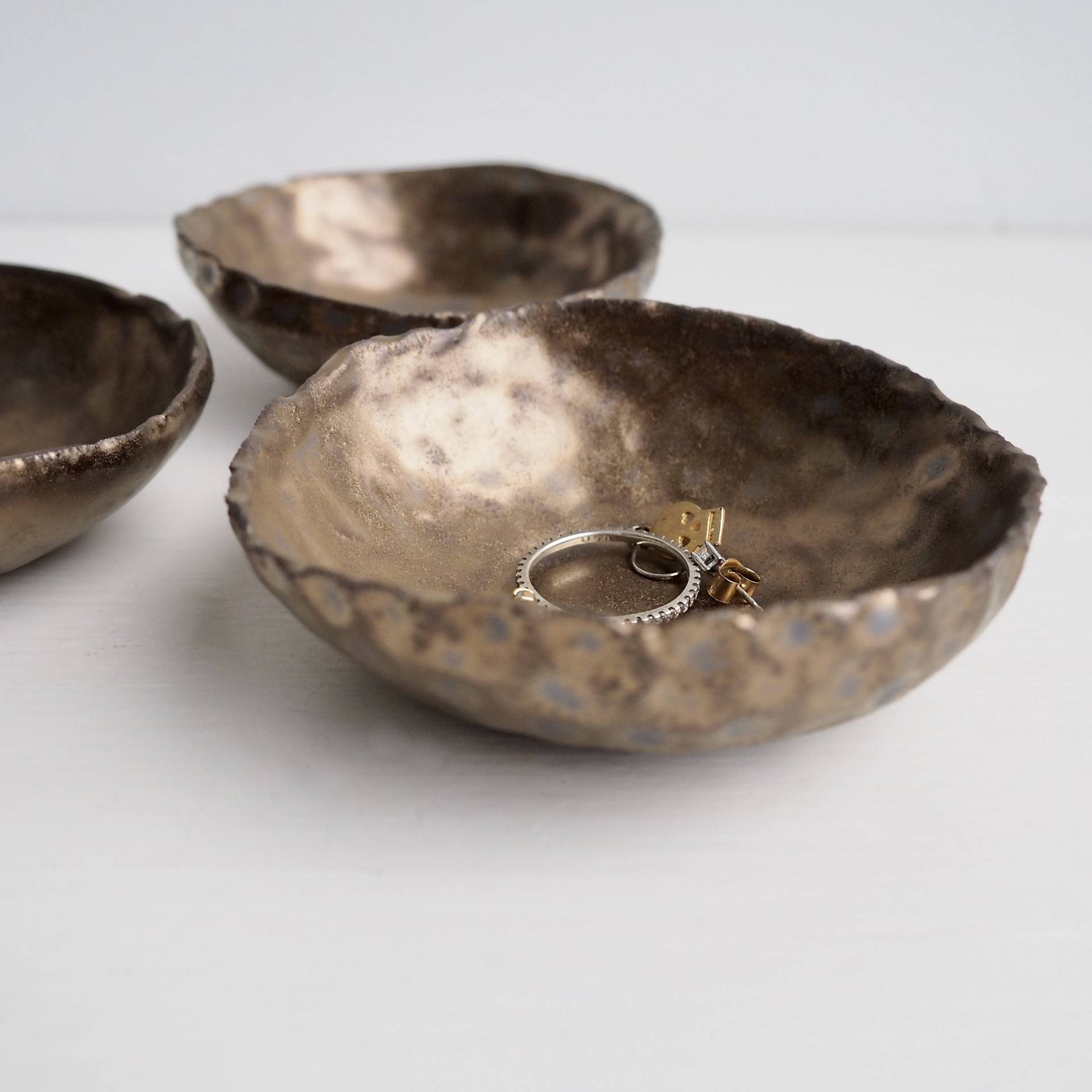 Handgemachte Kleine Goldstrukturkeramik-Schmuckschale, Goldkeramik-Ringschale, Goldschmuckschale von Kabinshop