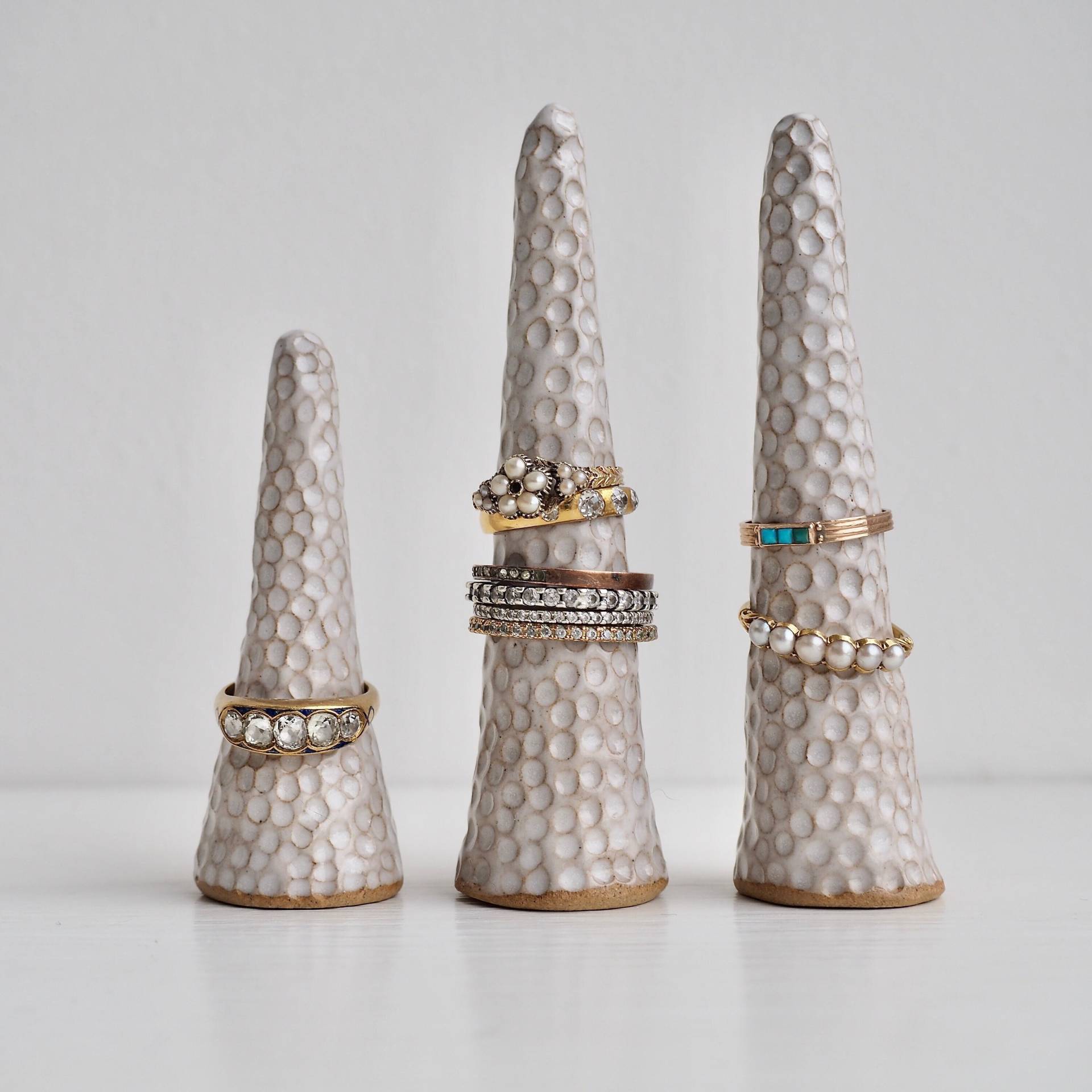 Handgemachte Weiße Keramik Ringkegel, Creme Kreis Textur Handgemachte Ringhalter von Kabinshop