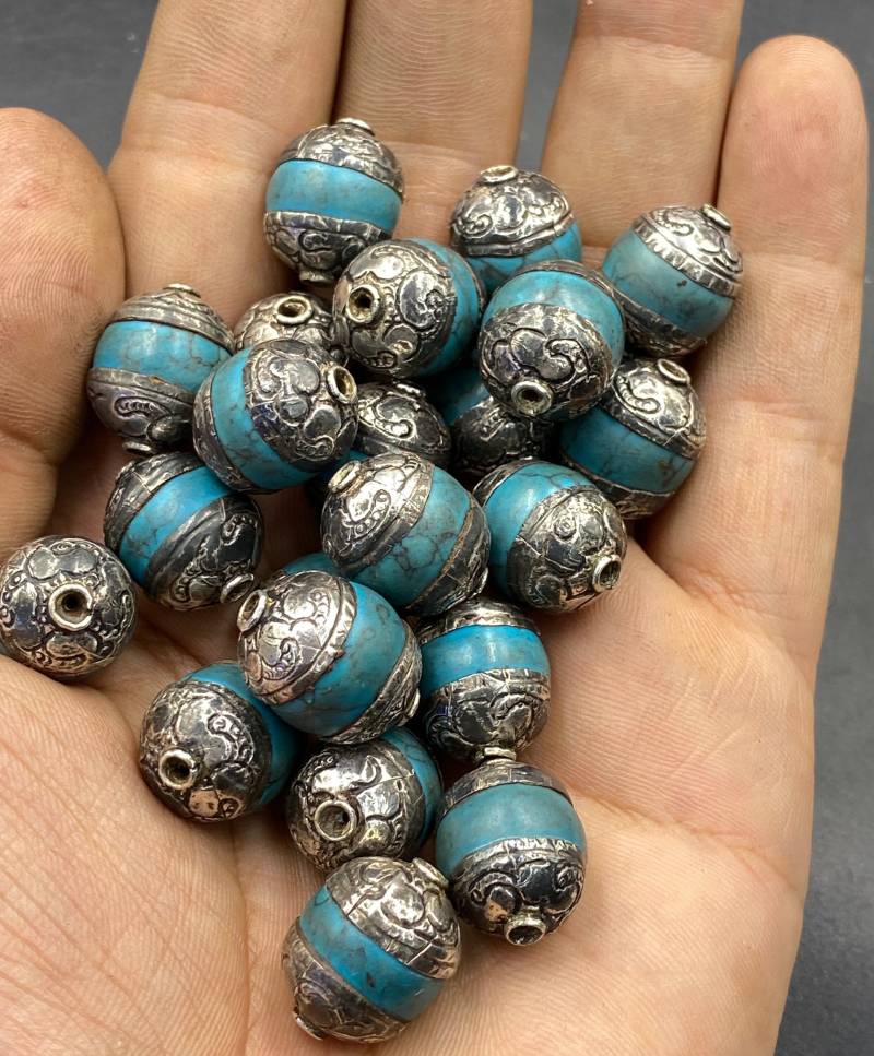 22 Stk. Wunderschöne Tibetisch Türkise Perlen Mit Silberkappe Handgefertigt von Kabulemporium