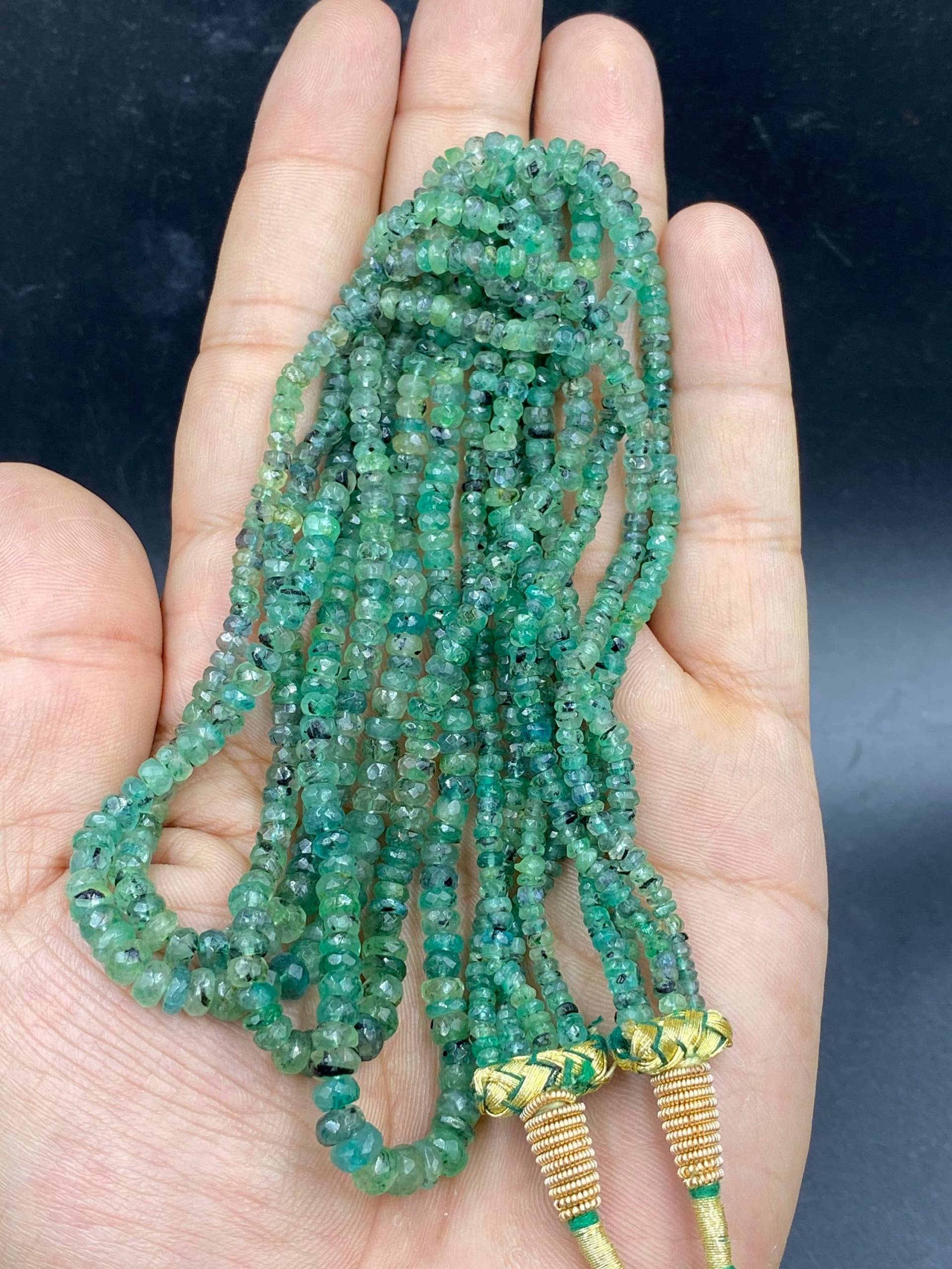 4 Strang Wunderschöner Natürlicher Sambian Smaragd Perlen Halskette von Kabulemporium