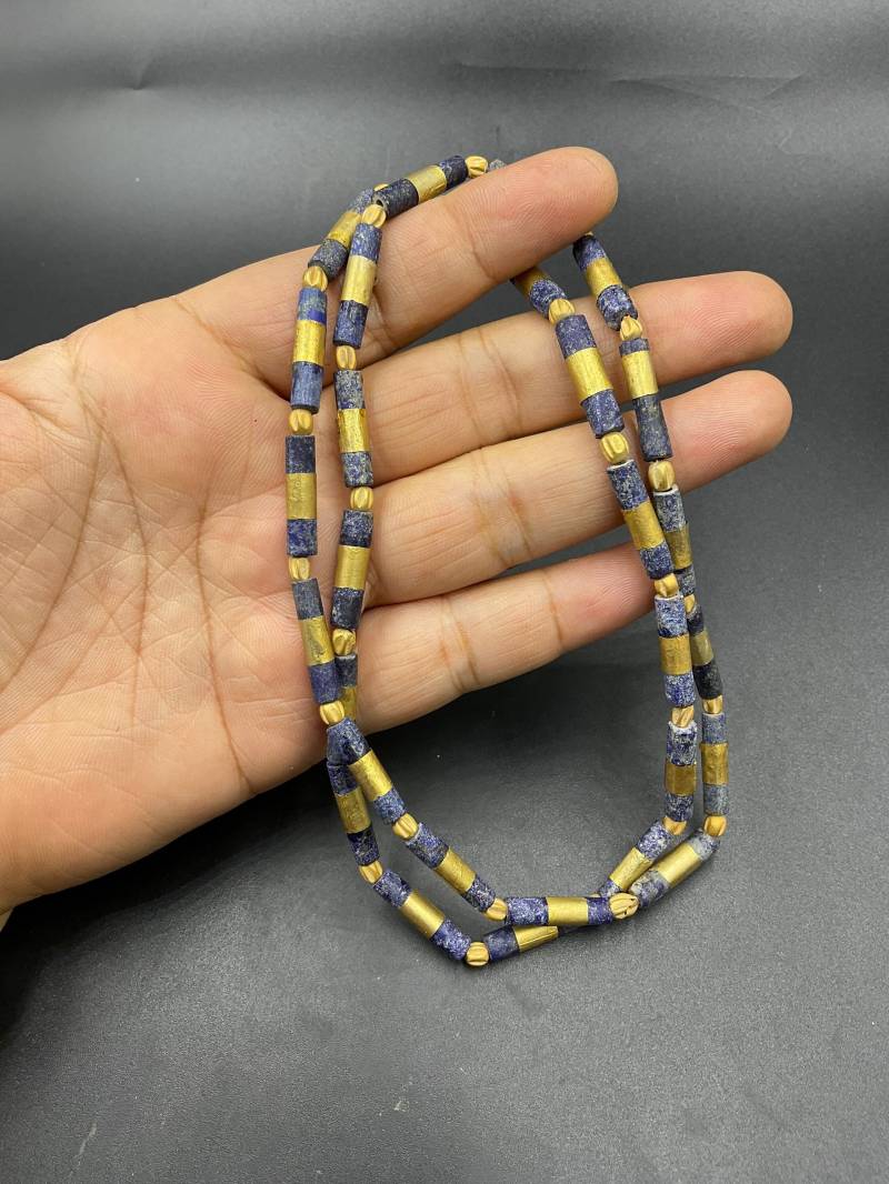 Alte Einzigartige Alte Lapislazuli Rohr Form Perlen Halskette Solide 18 K Gold Exzellenz Qualität von Kabulemporium