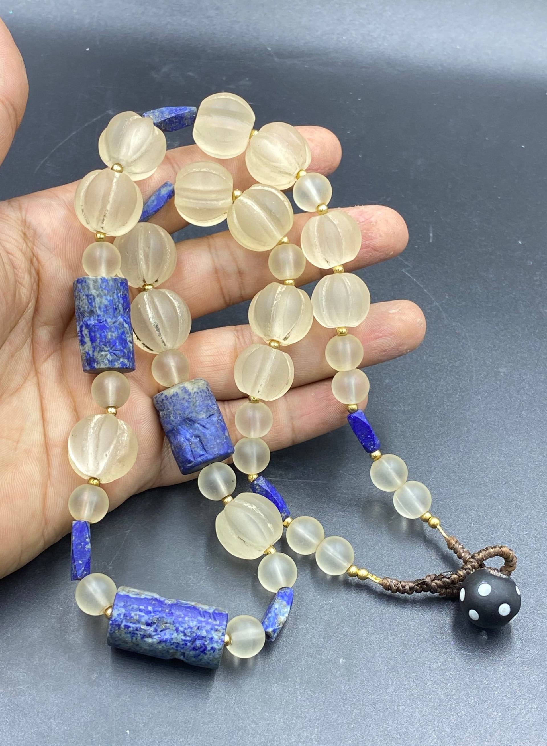 Altes Sehr Schönes Natürliches Lapislazuli Stein Zylinder Siegel Mit Kristallperlen Halskette Intaglio von Kabulemporium