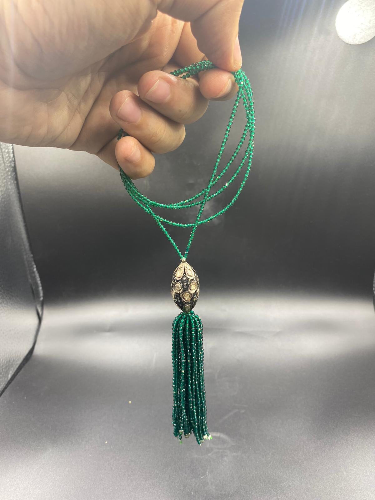 Schöne Farbe Hochwertige Grüne Onyx Stein Mit Rose Geschnitten Natürlichen Diamant Perle Quaste Halskette von Kabulemporium