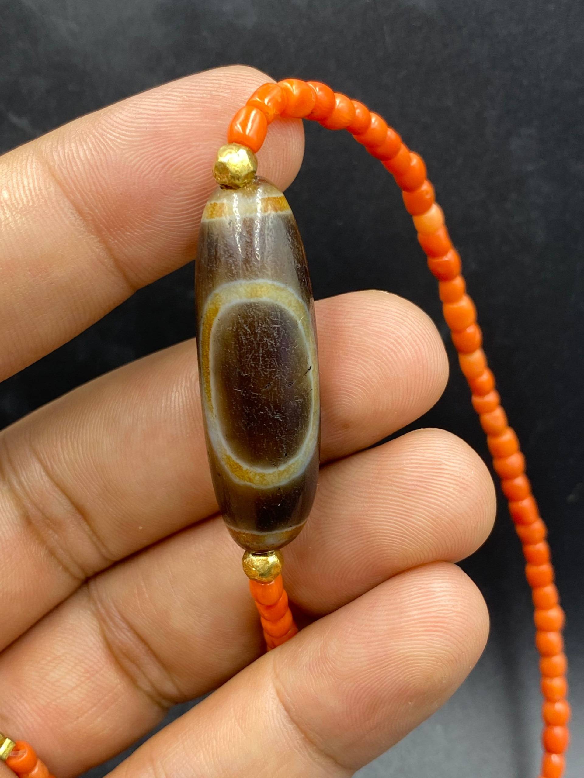 Schöne Sehr Alte Einzigartige Antike Dzi Achat Perle Naturfarben Mit Natürlicher Koralle Halskette von Kabulemporium