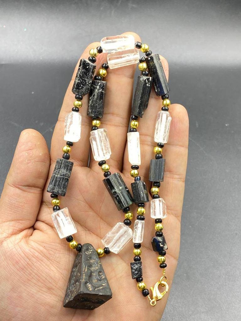 Sehr Schöner Alter Naturbelassener Schwarzer Turmalin Mit Kristall Und Versiegeltem Steinanhänger Halskette von Kabulemporium