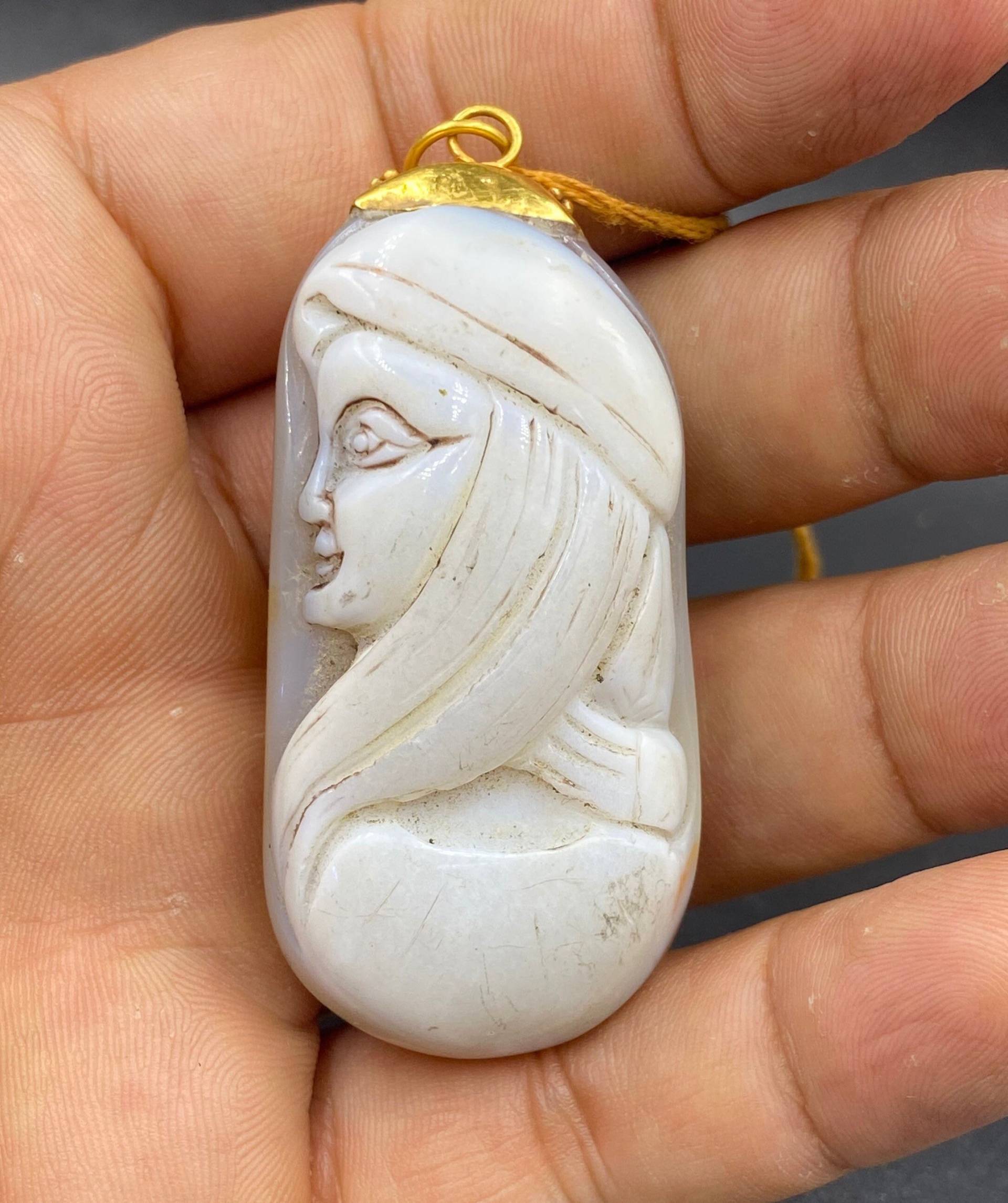 Selten Alte Uralte Burmese Pyu Periode Weißer Achat Buddha Schnitzerei 20K Gold Anhänger Selten Alte Uralte Burmese Pyu Periode Weißer Achat Buddha Schnitzerei 20K Gold Anhänger von Kabulemporium