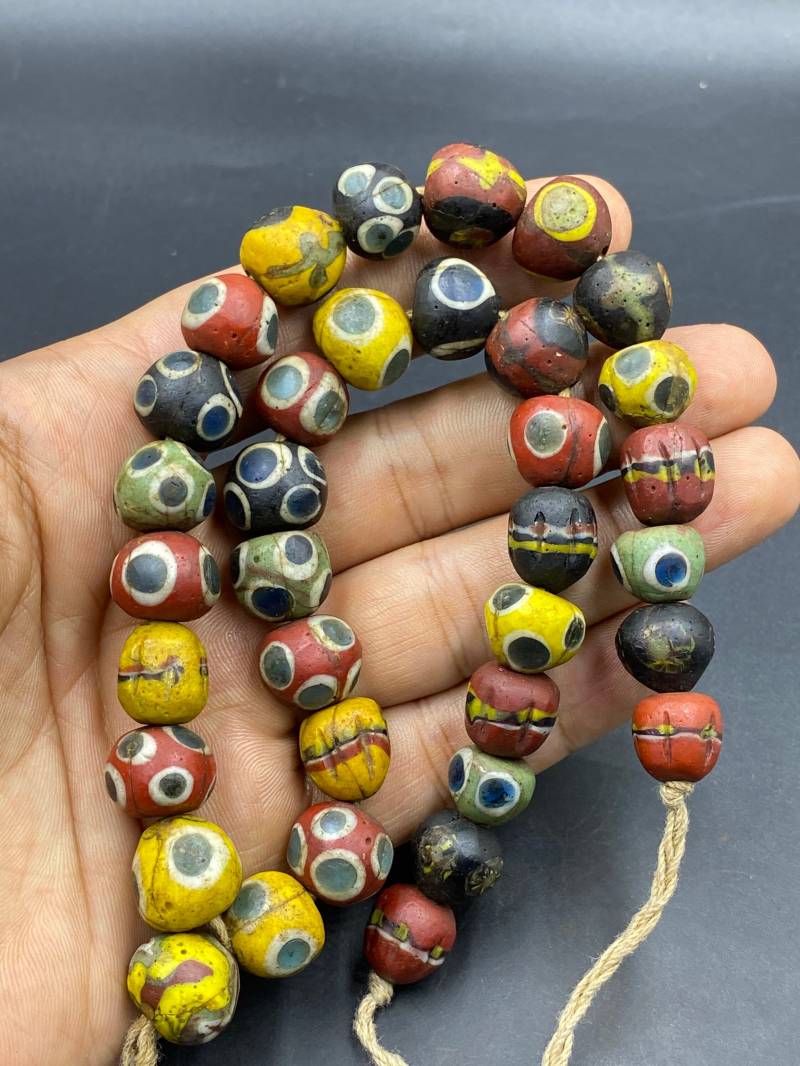 Seltene Alte Uralte Augen Gabri Glasperlen Halskette Wunderschöne Multi Color 35 Stk von Kabulemporium