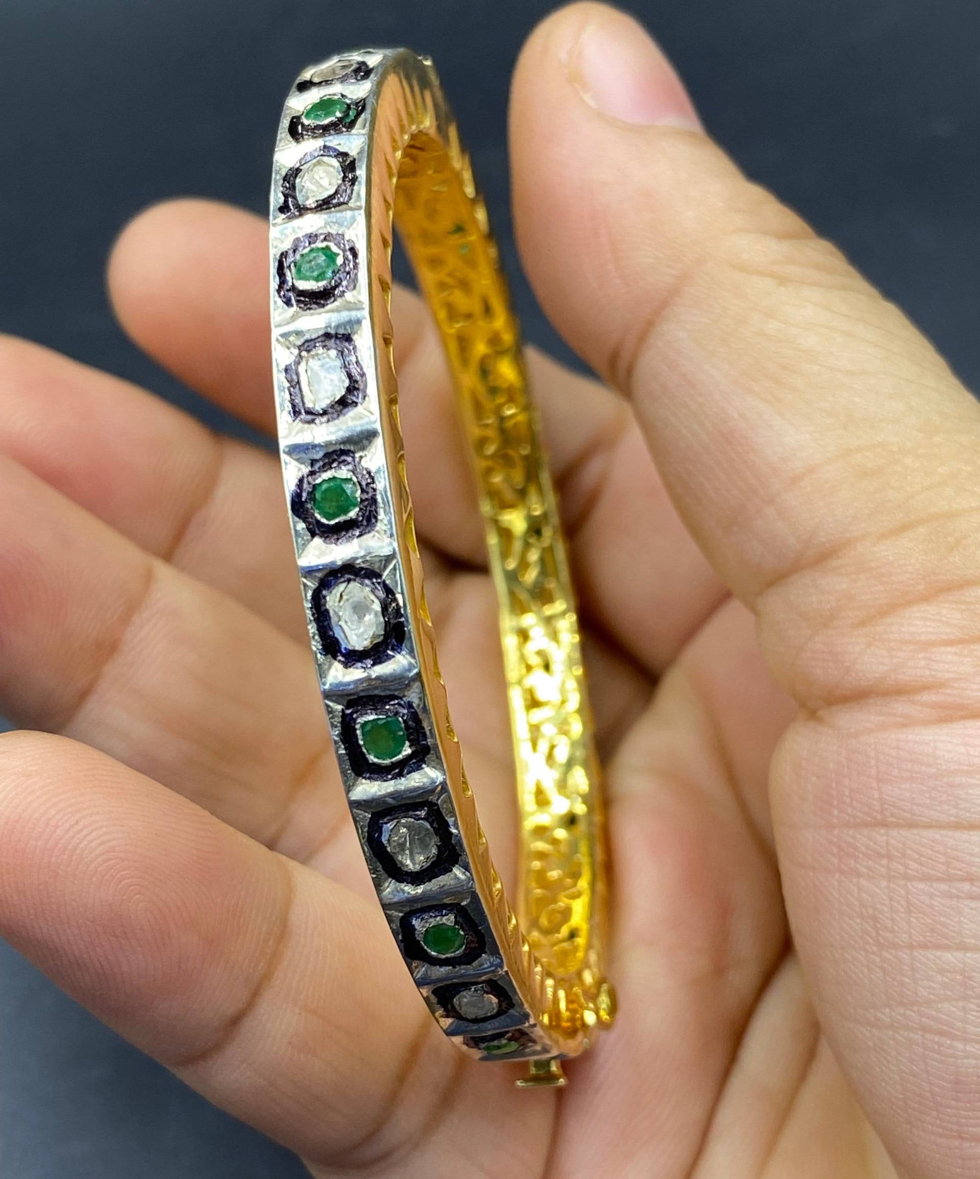 Seltener Wunderschöner Natürlicher Rosenschliff Diamant Armreif Mit Natürlichem Grünen Smaragd Stein Vintage Feiner Handgemachter Massiver Silber von Kabulemporium