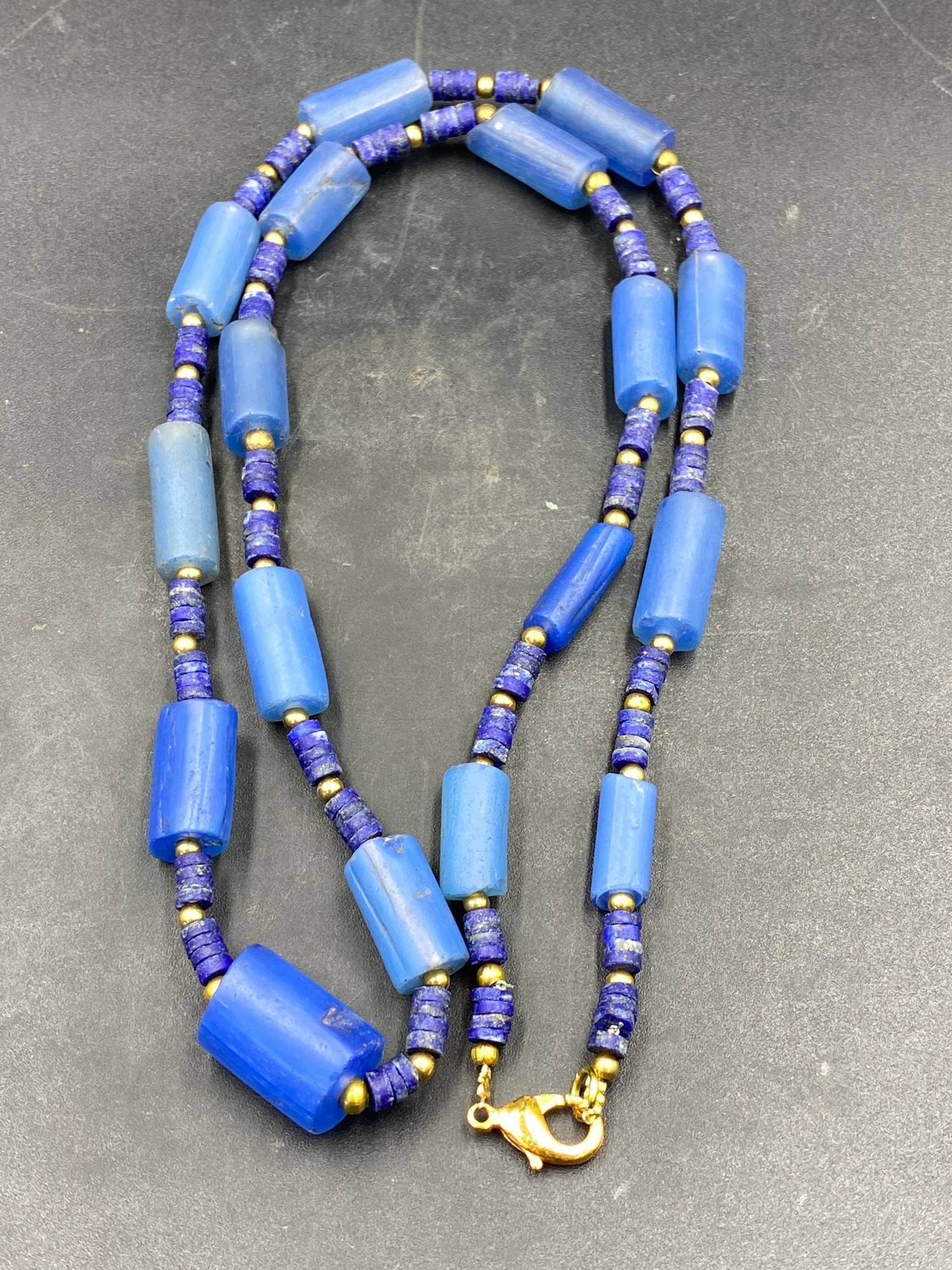 Wunderschön Alte Schöne Farbe Natürliche Lapislazuli Perle Mit Uralten Blauen Glasperlen Halskette von Kabulemporium