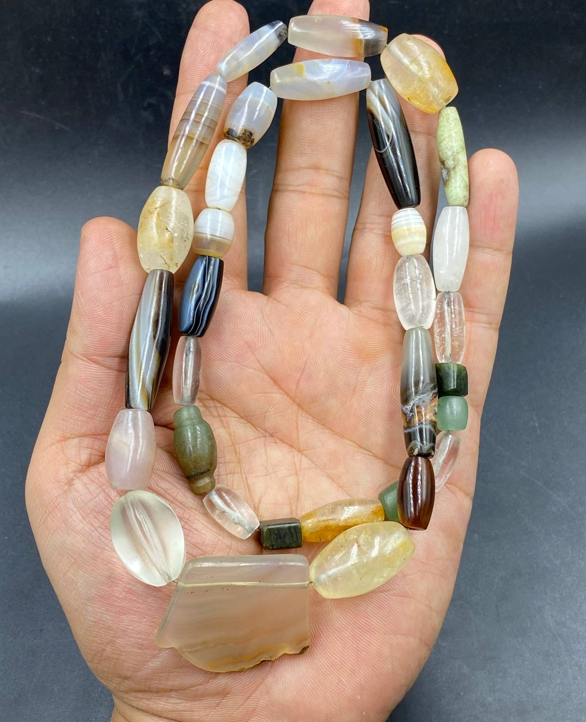 Wunderschöne Alte Uralte Gemischte Achat Perlen Halskette Sammlerstück von Kabulemporium