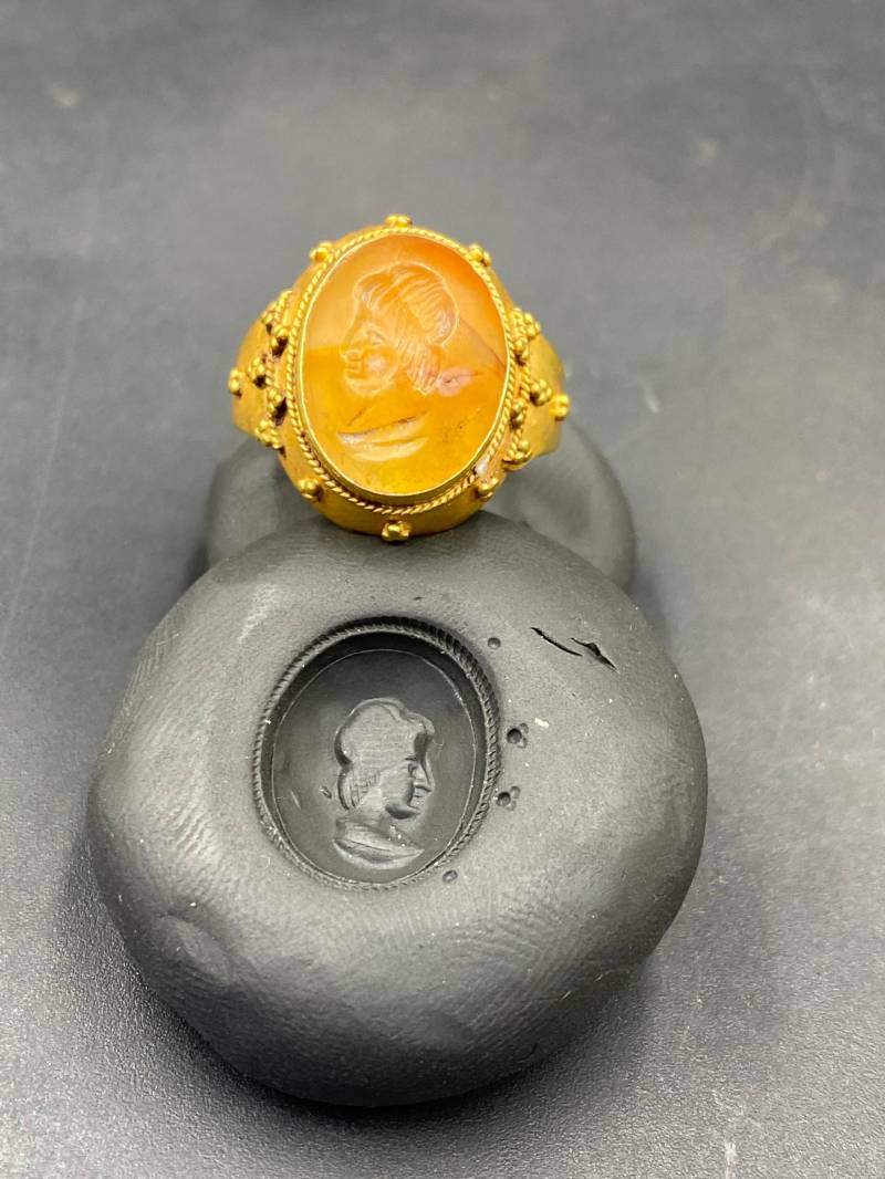 Wunderschöner Alter Antiker Schöner Massiver 18K Goldring Mit Geschnitztem Achat Intaglio Ring von Kabulemporium