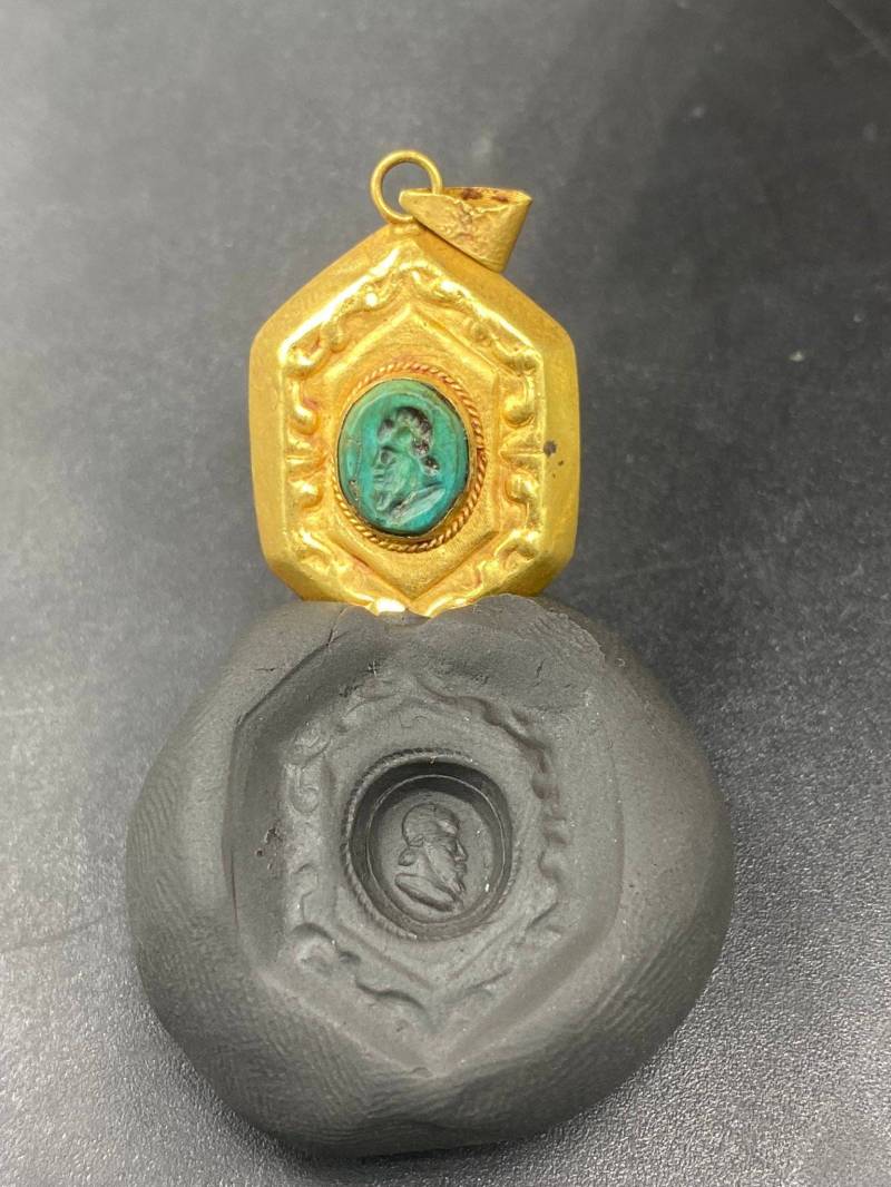 Wunderschöner Alter Geschnitzter Türkis Mit 18K Massivem Gold Siegel Anhänger von Kabulemporium