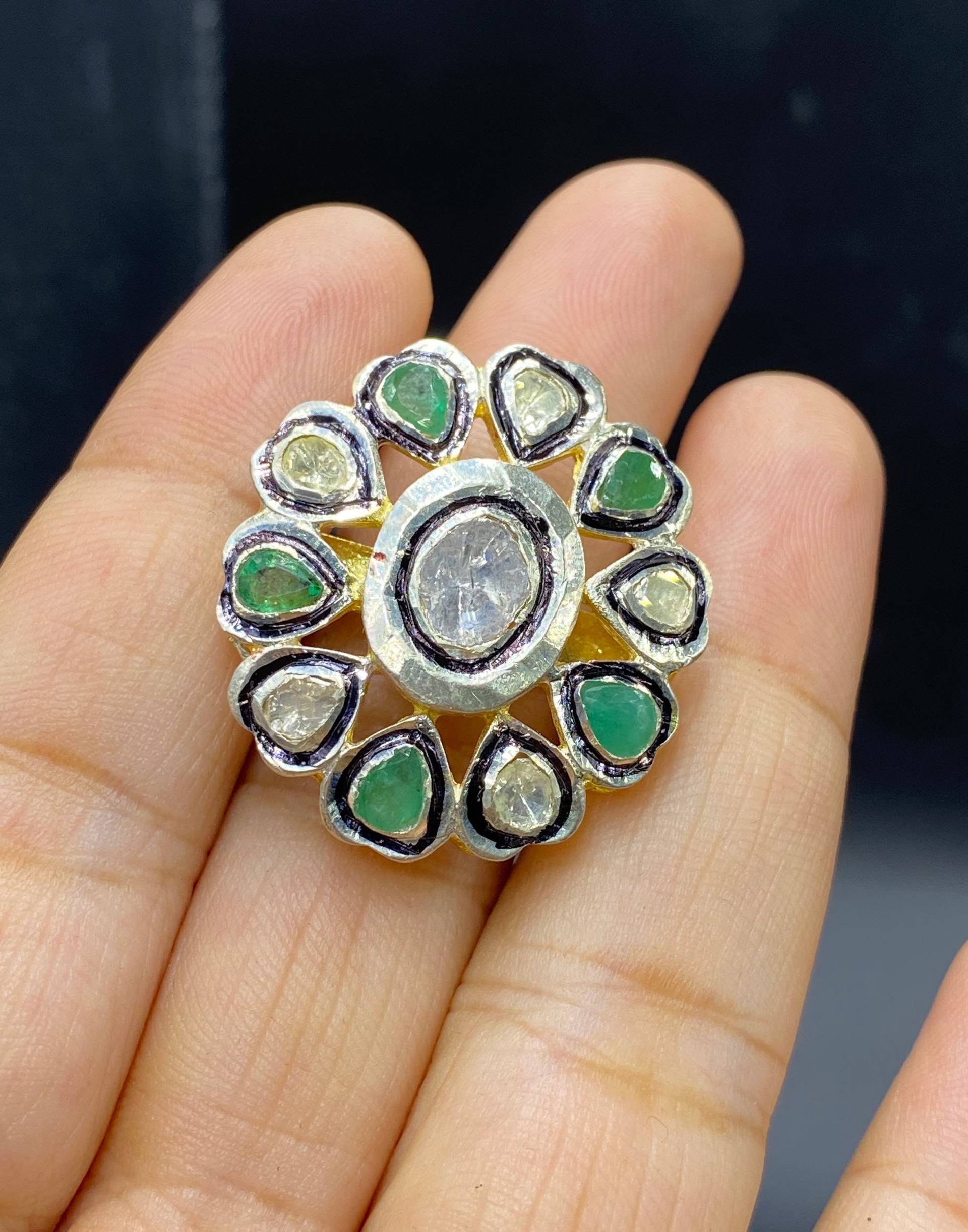 Wunderschöner Alter Vintage Rosenschliff Diamant Ring Mit Smaragd Stein Massiv Silber Handgefertigt von Kabulemporium
