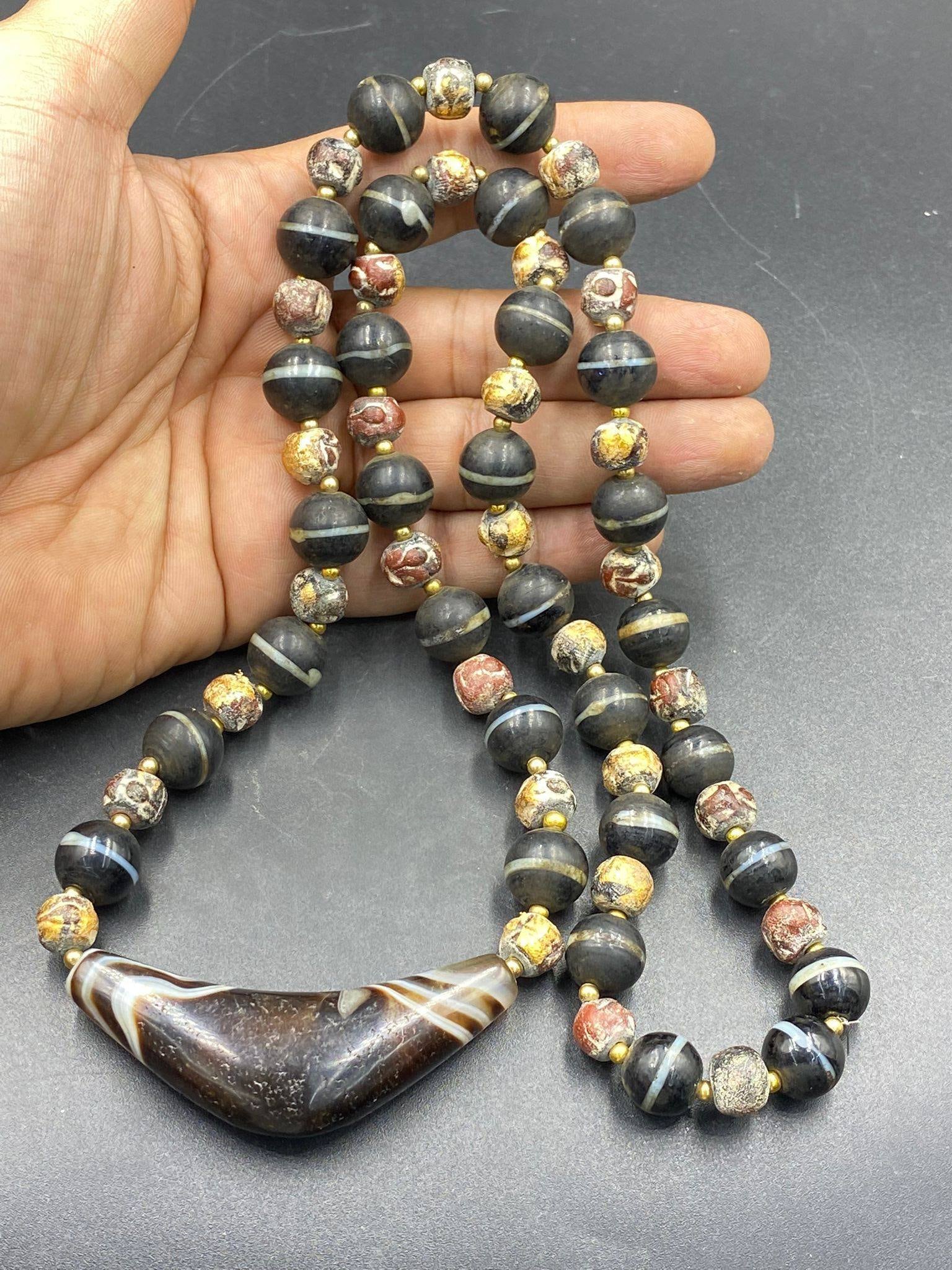 Wunderschöner Antiker Natürlicher Achat Mit Alten Glasperlen Und Mala Perlen Halskette von Kabulemporium
