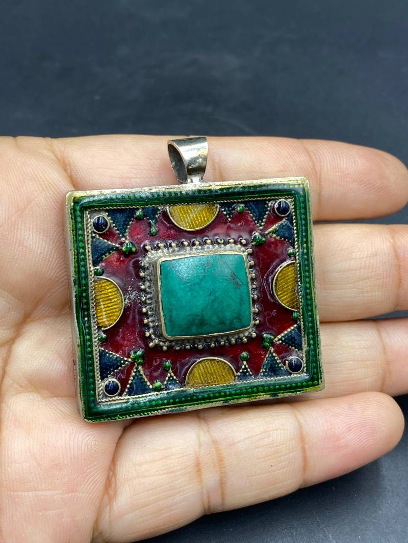 Wunderschöner Silber Vintage Afghani Anhänger Emaille Uralt Stil Handgemachter Malachit Stein von Kabulemporium