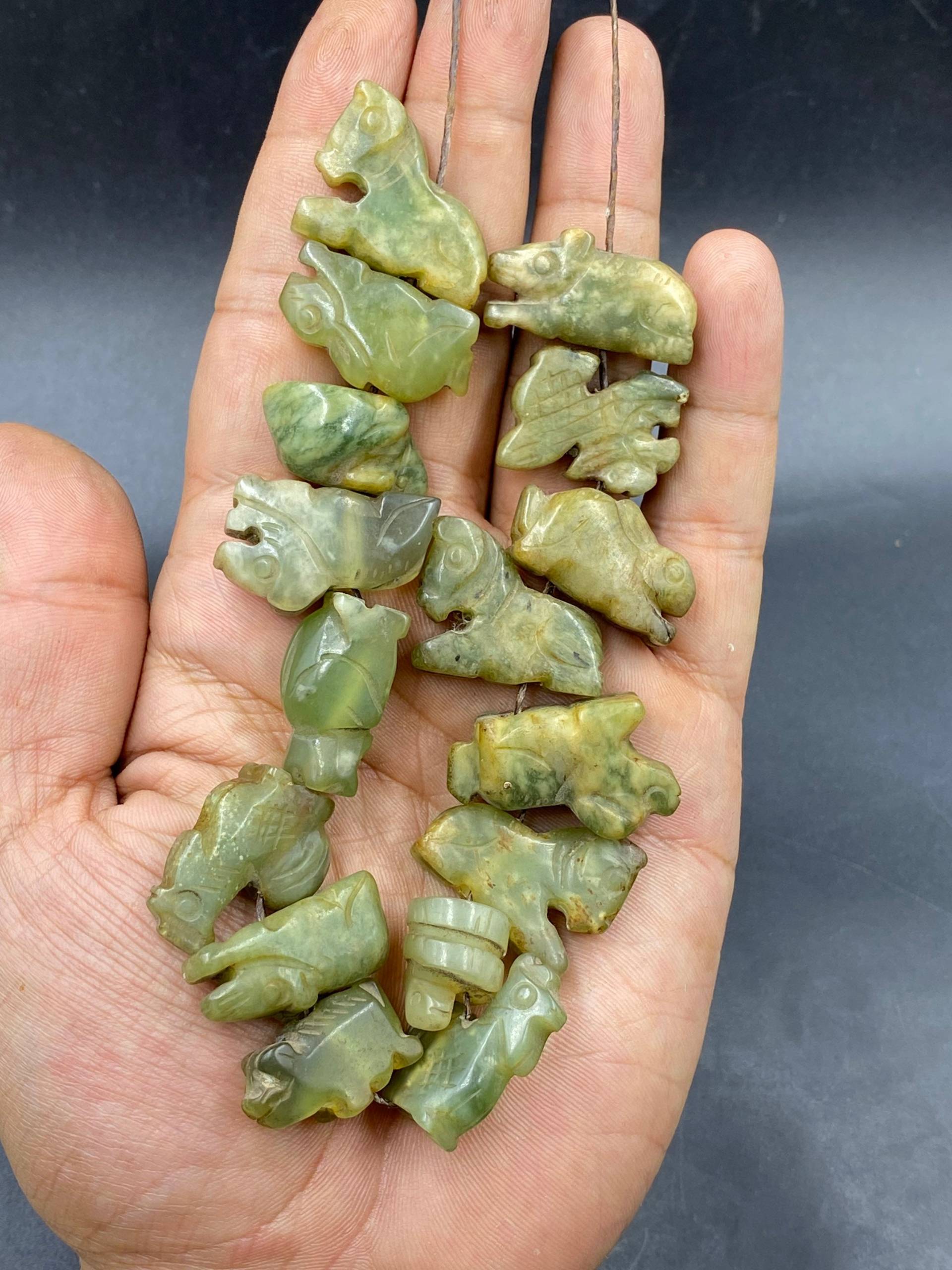 Zauberhafte Einzigartige Uralte Geschnitzte Jade Stein Gemischte Tierfigur Perlen Abhängig Von 16 Stk von Kabulemporium