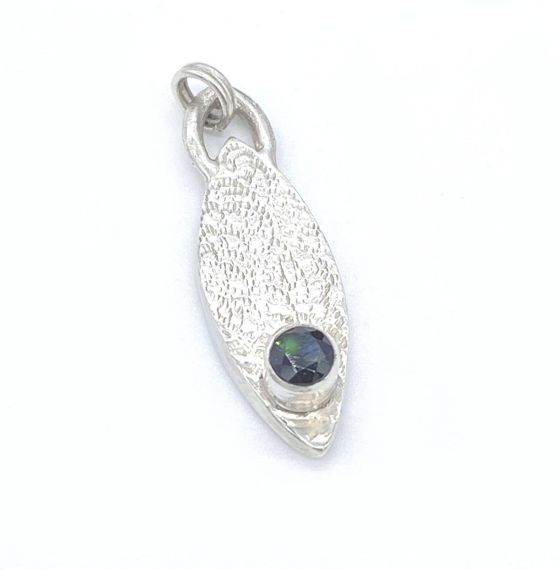 Handgefertigter Anhänger Aus Chromdiopsid Silber Strukturierter Edelsteinschmuck Handgefertigter Anhänger Aus Chromdiopsid Silber Strukturierter Edelsteinschmuck von KachaStones