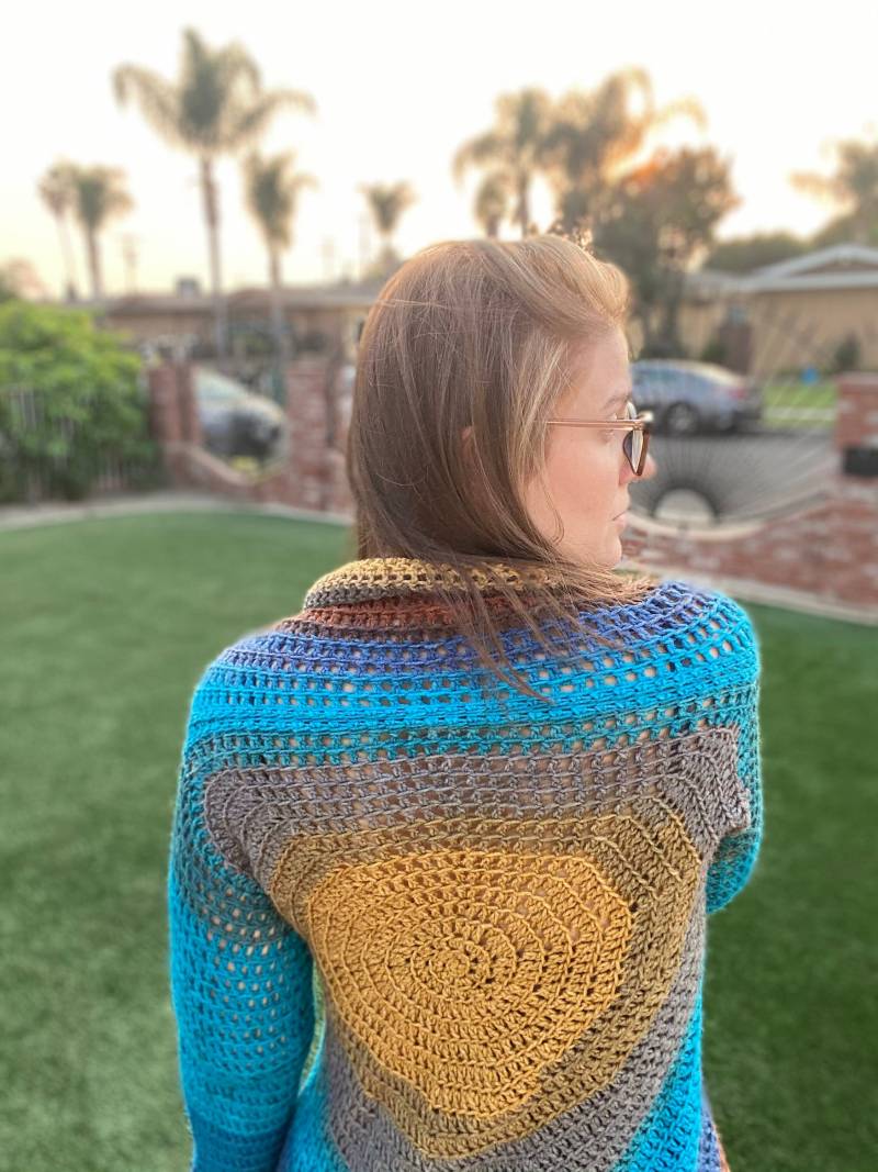 Handgefertigter Gehäkelter Spiral-Pullover, Blau-Gold-Garn, Damen M von KadieCrochets