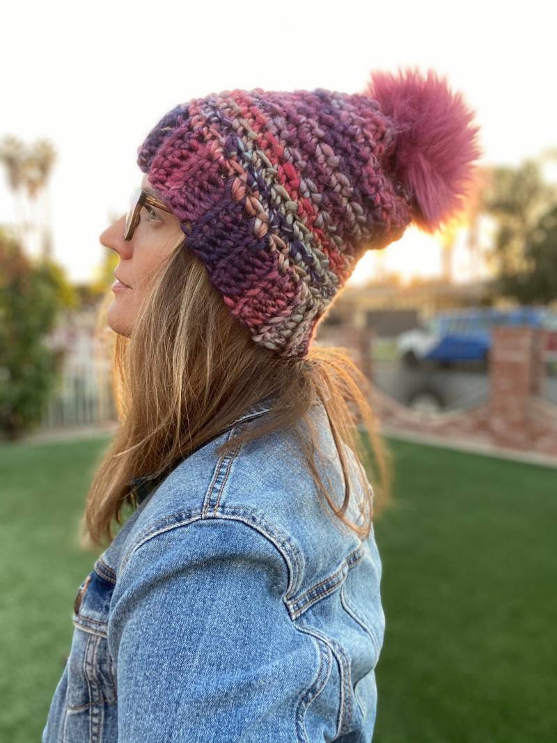 Gehäkelte Beanie, Pink Lila Wollmischung, Kunstfell Bommel von KadieCrochets