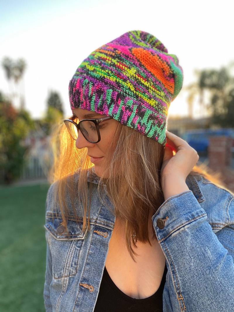 Handbemalte Merino Mischung Gehäkelte Mütze, Mehrfarbige Beanie von KadieCrochets