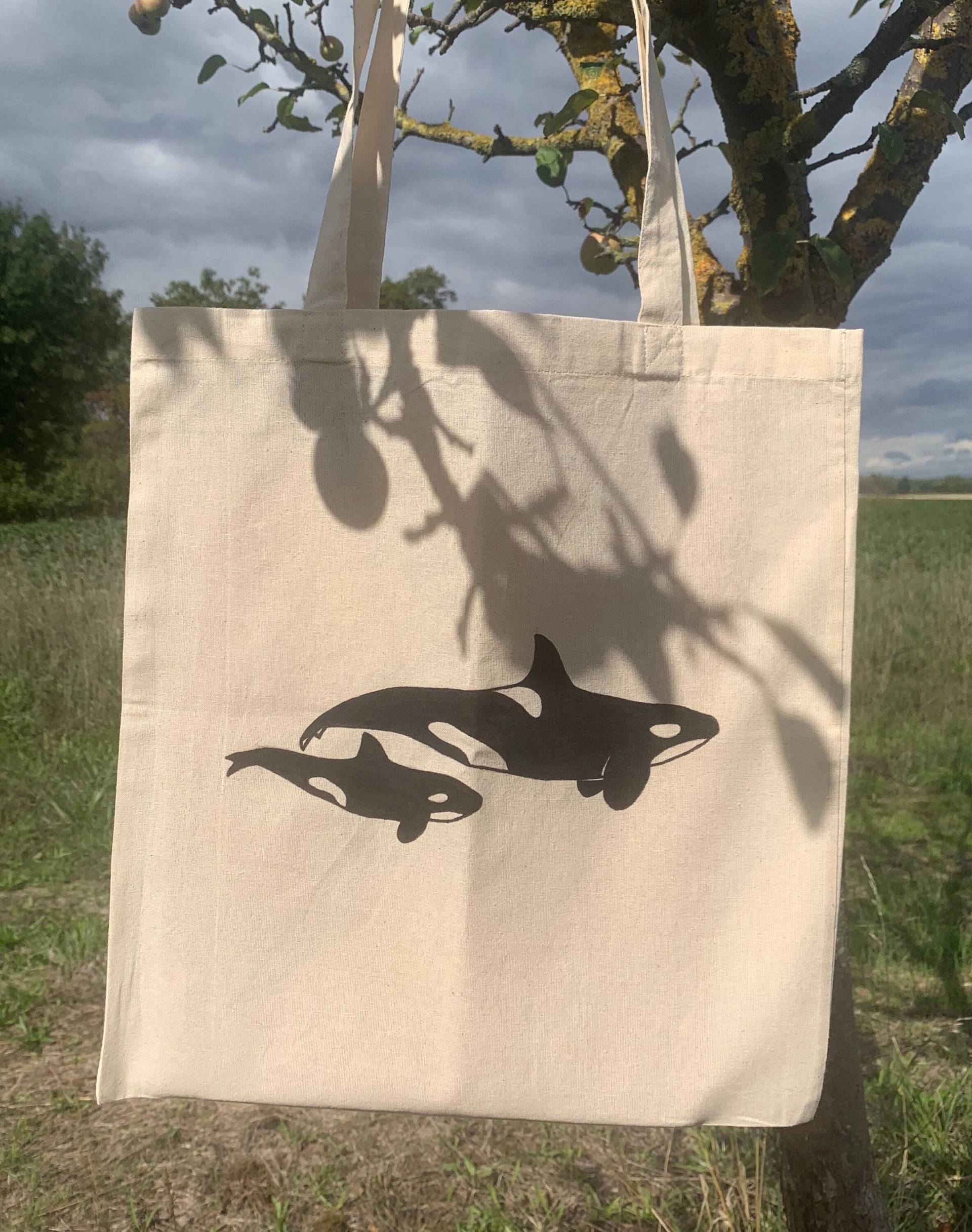 Jutebeutel | Schwimmende Orcas Schwertwal Jutebeutel | Schwimmende Orcas Schwertwal von KaedeCrafts