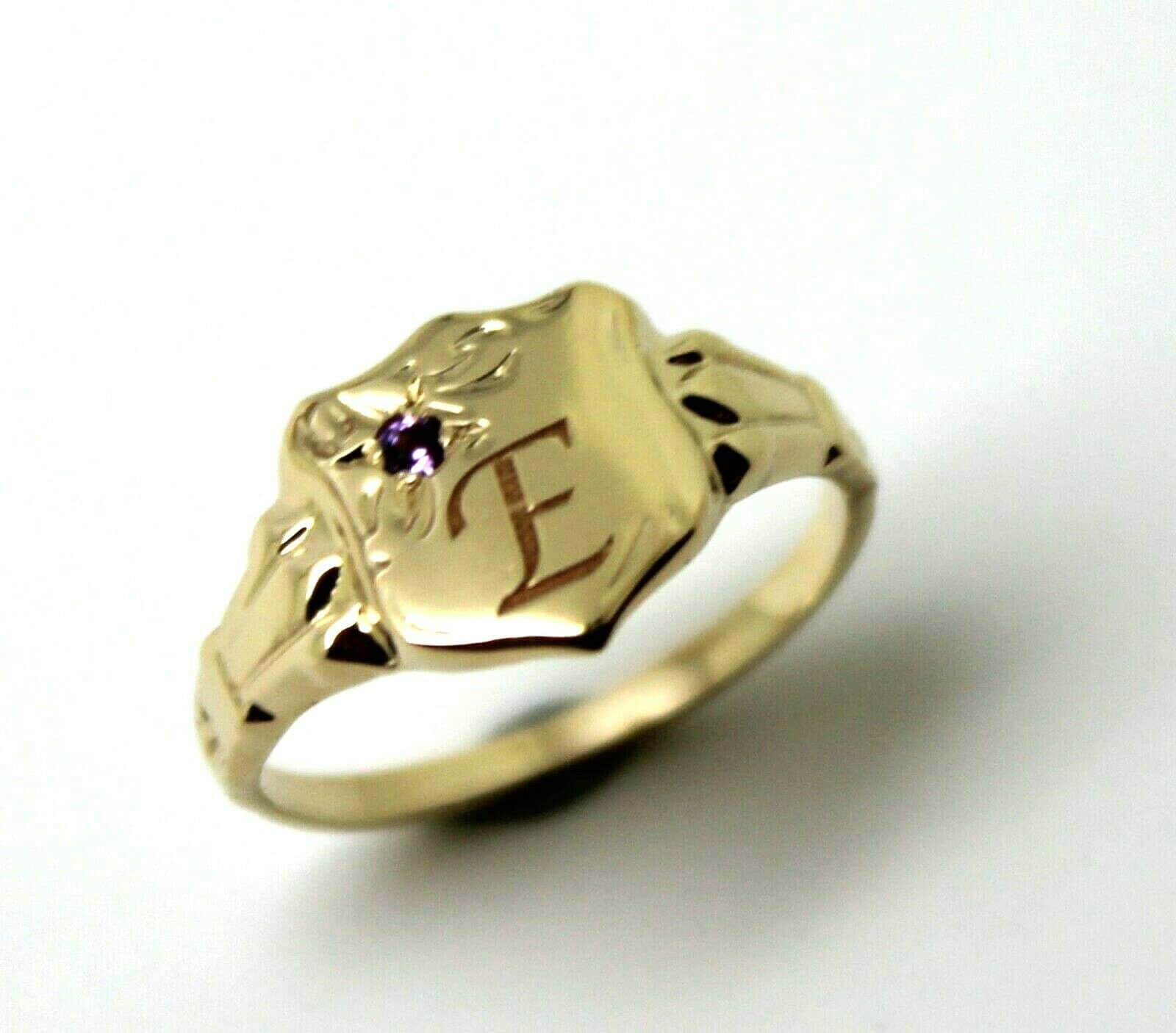 9Ct Kleiner Gelbgold Amethyst Schild Signet Ring + Gravur Einer Initiale - Wähle Deine Größe von KaedesignsJewellery