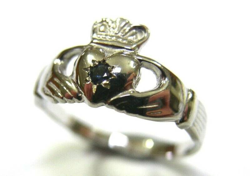 Echter 9 Karat Weißgold Ceylon-Saphir | Geburtsstein Von September Claddagh Ring von KaedesignsJewellery
