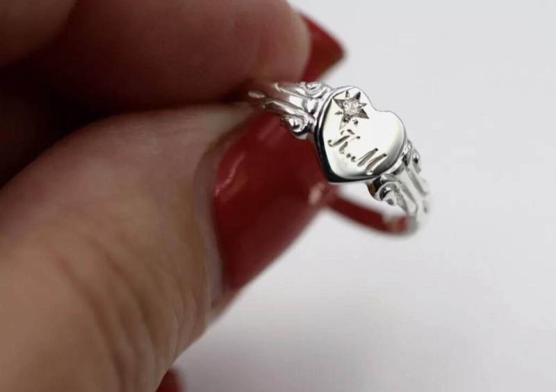 Siegelring Größe N Sterling Silber Herz Diamant Set Mit Initial 2 von KaedesignsJewellery