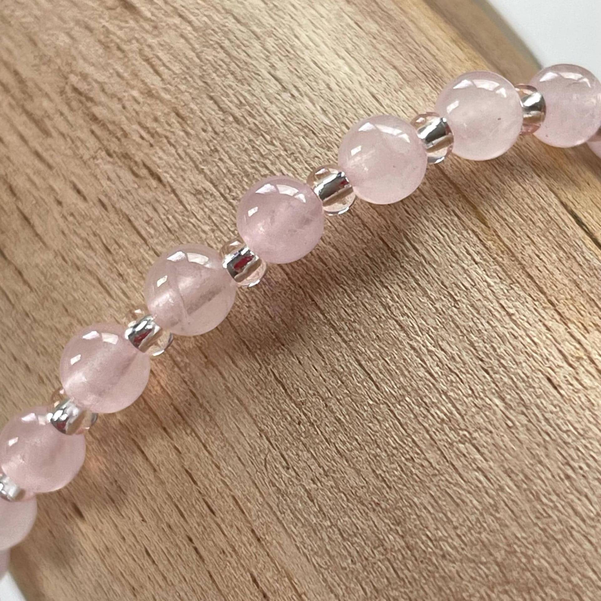Armband Mit Rosenquarz-Perlen Armband Mit Rosenquarz-Perlen von KaeferKasimir