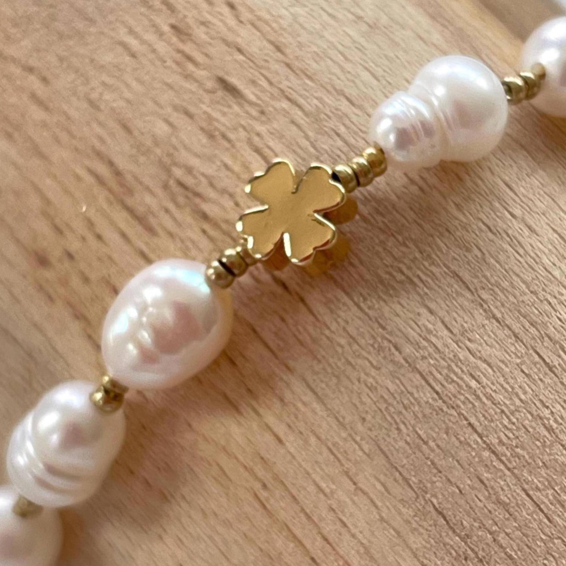 Armband Mit Süßwasserperlen & Glücksklee Armband Mit Süßwasserperlen & Glücksklee von KaeferKasimir