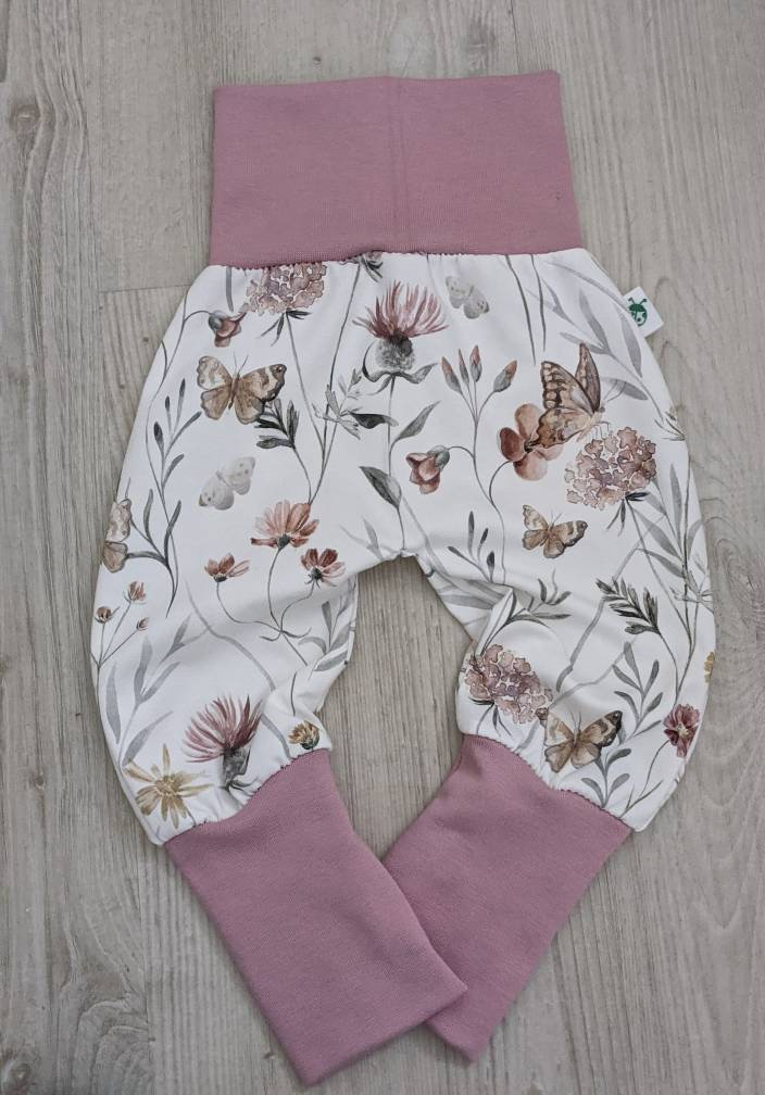 Baby Hose Mädchen Pumphose Mitwachshose Blumen Wiese Schmetterling Größe 50-116 Frühling Blüten von KaeferMari