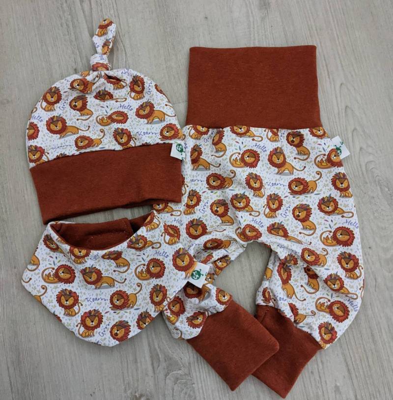 Baby Mädchen Jungen Winter Set Kleiner Löwe Pumphose Mitwachshose Beanie Mütze & Halstuch Größe 50-98 Sweat von KaeferMari