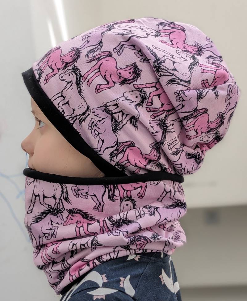 Pony Pferd Lila Rosa Kinder Mädchen Mützenset Beanie Mütze & Schal Loop Stirnband Größe 37-56cm Wintersweat von KaeferMari