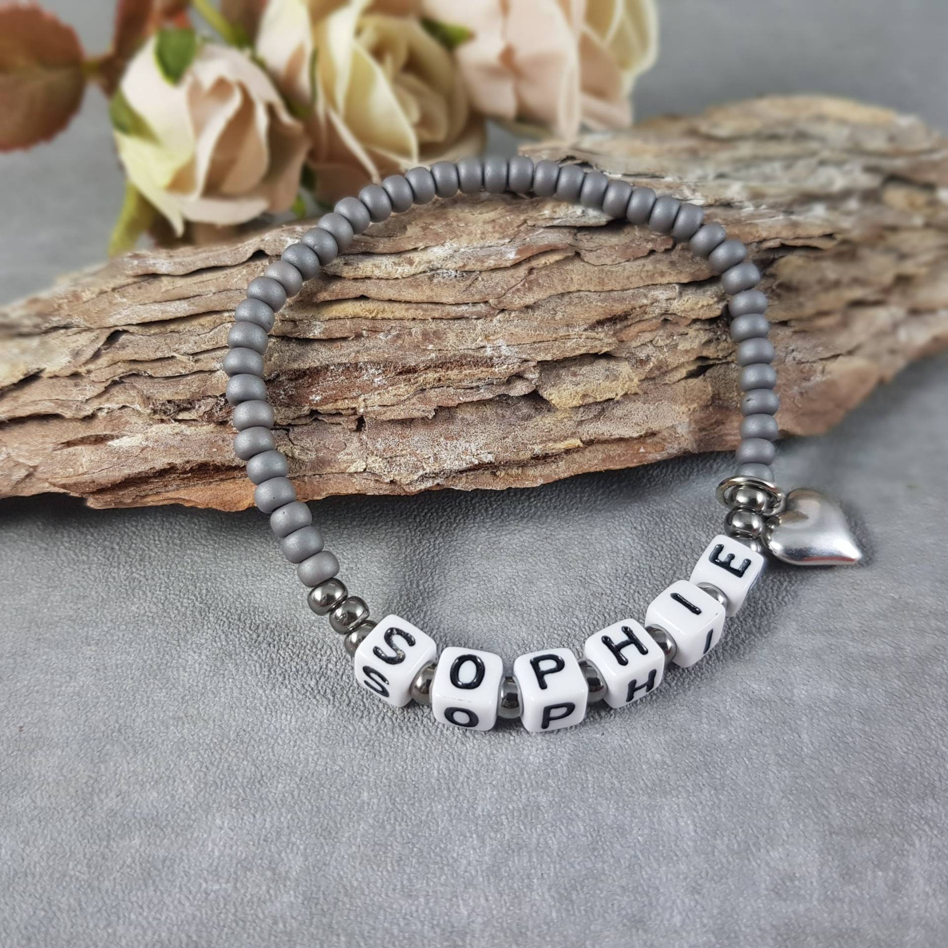 Besonderes Namensarmband Initialien Wunschname Personalisiertes Armband Geburtstag Mama Tochter Schwester Beste Freundin Besonderes Namensarmband Initialien Wunschname Personalisiertes Armband Geburtstag Mama Tochter Schwester Beste Freundin von KaehnDesign
