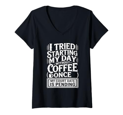 Damen Skipped Coffee Once Court Date is Still Pending - T-Shirt mit V-Ausschnitt Damen Skipped Coffee Once Court Date is Still Pending - T-Shirt mit V-Ausschnitt von Kaffee Humor Legale Probleme Bohnen