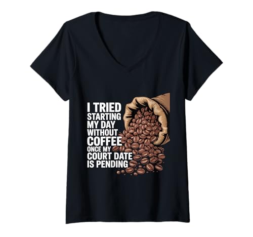 Damen Skipped Coffee Once Court Date is Still Pending - T-Shirt mit V-Ausschnitt Damen Skipped Coffee Once Court Date is Still Pending - T-Shirt mit V-Ausschnitt von Kaffee Humor Legale Probleme Bohnen