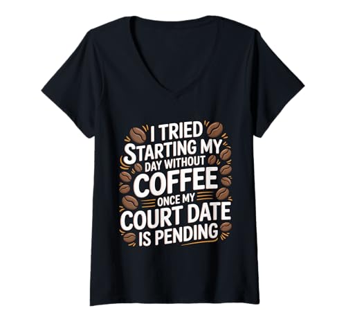 Damen Skipped Coffee Once Court Date is Still Pending |- T-Shirt mit V-Ausschnitt Damen Skipped Coffee Once Court Date is Still Pending |- T-Shirt mit V-Ausschnitt von Kaffee Humor Legale Probleme Bohnen