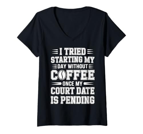 Damen Skipped Coffee Once Court Date is Still Pending - T-Shirt mit V-Ausschnitt Damen Skipped Coffee Once Court Date is Still Pending - T-Shirt mit V-Ausschnitt von Kaffee Humor Legale Probleme Bohnen