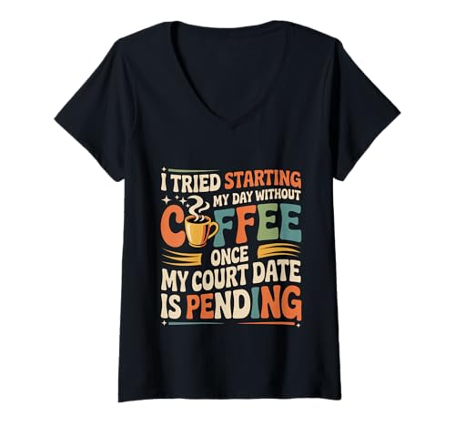 Damen Skipped Coffee Once Court Date is Still Pending - T-Shirt mit V-Ausschnitt Damen Skipped Coffee Once Court Date is Still Pending - T-Shirt mit V-Ausschnitt von Kaffee Humor Legale Probleme Bohnen