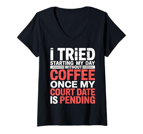 Damen Skipped Coffee Once Court Date is Still Pending |- T-Shirt mit V-Ausschnitt Damen Skipped Coffee Once Court Date is Still Pending |- T-Shirt mit V-Ausschnitt von Kaffee Humor Legale Probleme Bohnen