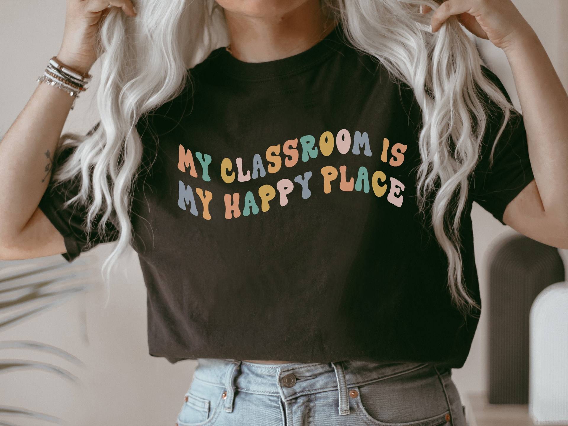 Lehrer Shirt, My Classroom Is Happy Place Süßes Shirt Für Lehrer, Tshirt, Geschenke, Grundschullehrer von KahanaClothing