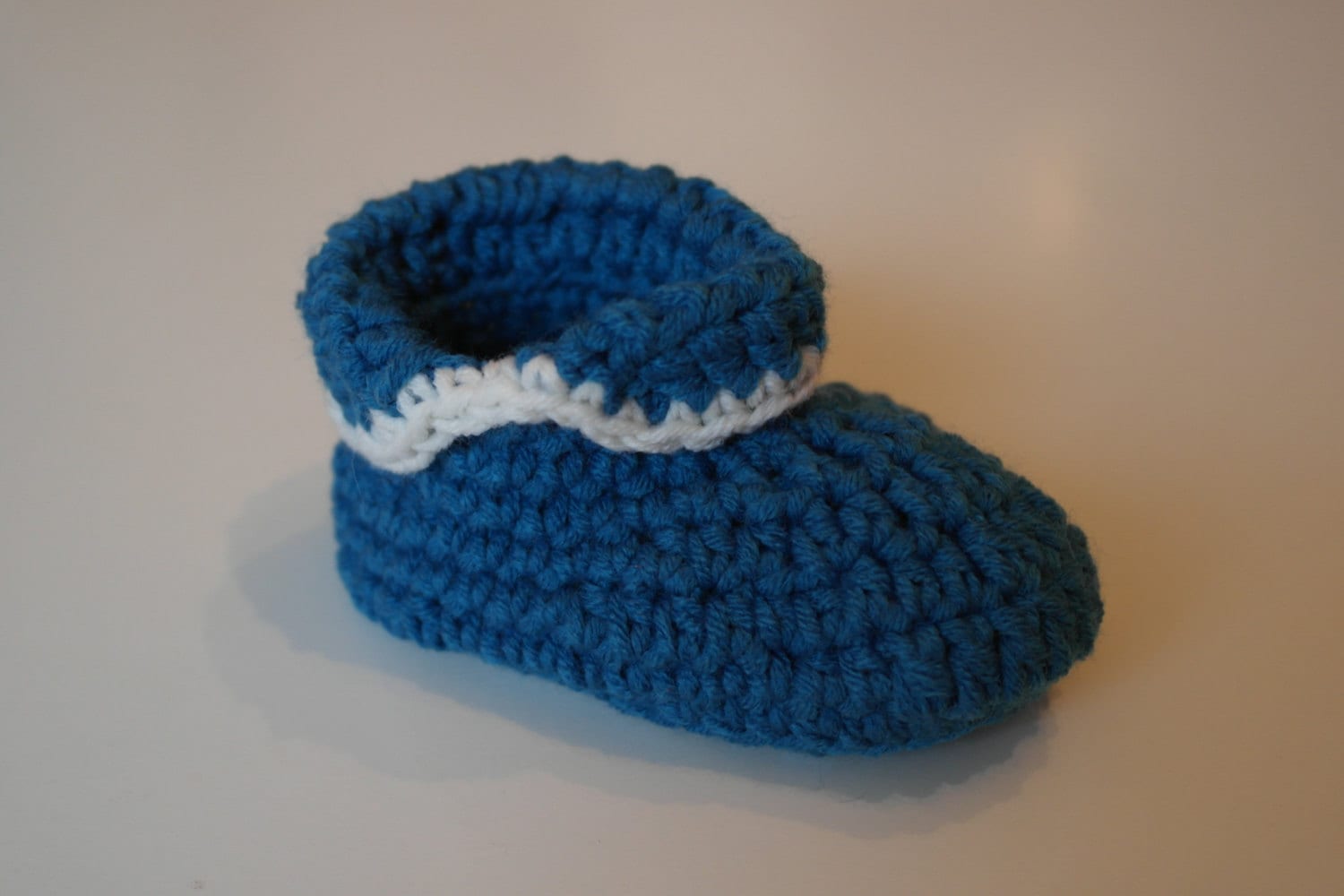 Baby Gehäkelte Strickschuhe Blau Und Weiß Rosa von KahliLifestyle