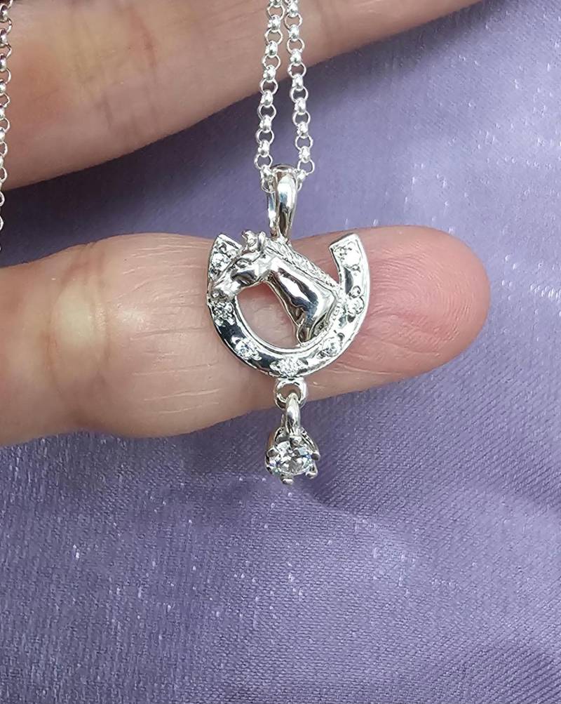 Pferdeanhänger, Sterlingsilberpferd Mit Herz Und Hufeisen von KahutaJewelries