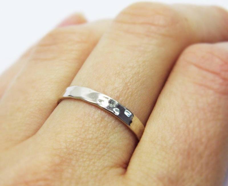 14K Gehämmerter Ehering, Herren-Ehering Aus Weißgold, Mattierter Damen-Ehering, Herren-Ehering, Sandgestrahltes Band von KaiJewelry585