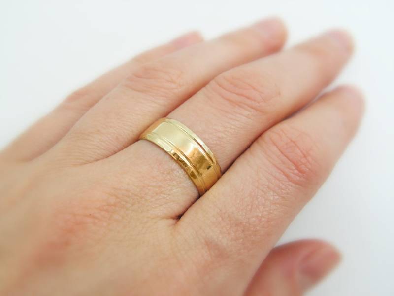 14K Gold-Ehering. Gehämmerter Ehering. Herrenring. Gold-Hochzeitsring Für Männer - Frauen, | Gr-9325-665 von KaiJewelry585