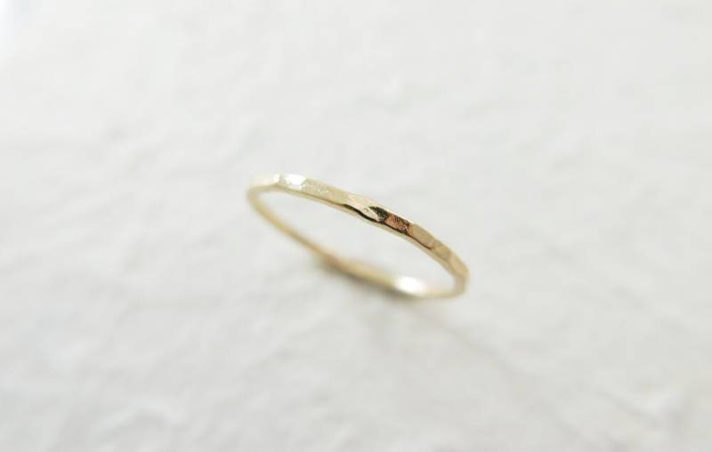 14K Solides Goldband. 1, 3 Mm Breiter Ehering. Zierlicher Ehering, Herrenring. Frauen Goldring, Gehämmerter Ehering von KaiJewelry585