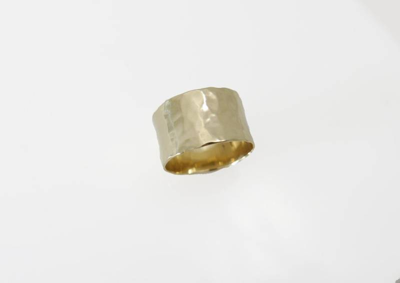 Breiter Gehämmerter Ehering 11 Mm. Goldfarbener Breiter Ehering. Aus 14-Karätigem Gelbgold. Mm von KaiJewelry585