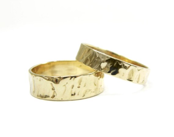 Dazu Passende Trauringe Set. Strukturierter Ehering. Zwei Trauringe. 14K Gelbgold-Ring. Für Sie Und Ihn von KaiJewelry585