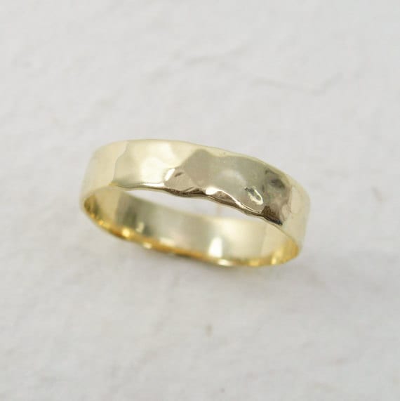 Ehering 5mm. Für Männer. Gehämmerter Ehering. Aus 14-Karätigem Gehämmertem Gelbgold. Unisex-Ehering. Damen-Goldband Ehering 5mm. Für Männer. Gehämmerter Ehering. Aus 14-Karätigem Gehämmertem Gelbgold. Unisex-Ehering. Damen-Goldband von KaiJewelry585